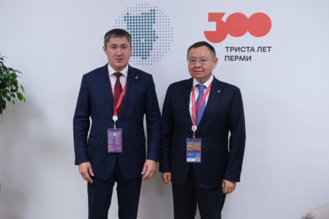 Дмитрий Махонин и глава Минстроя РФ Ирек Файзуллин провели рабочую встречу на ВЭФ во Владивостоке